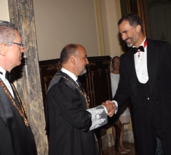 Su Majestad el Rey saluda al presidente del Tribunal Constitucional, Francisco Pérez de los Cobos, en presencia del ministro de Justicia, Alberto Ruiz